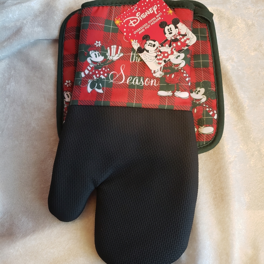Mickey & Minnie oversized oven mitt and potholder set.